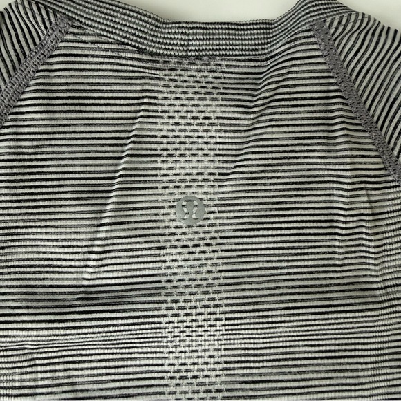 Lululemon Swiftly Tech Short Sleeve 2.0 Black White Stripe Size 6 - Picture 6 of 6
